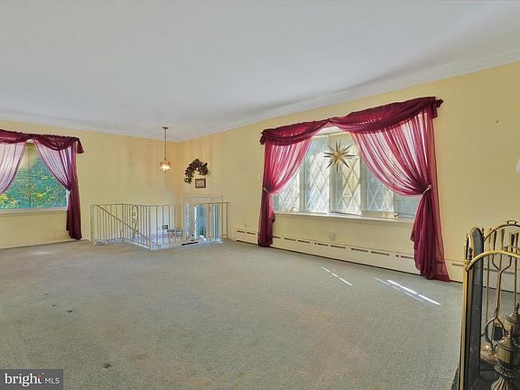 5th image of 80 Hickory St