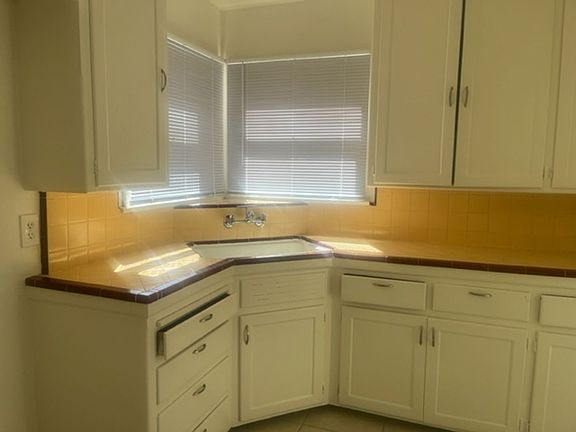 4th image of 320-358 S Clark St #350