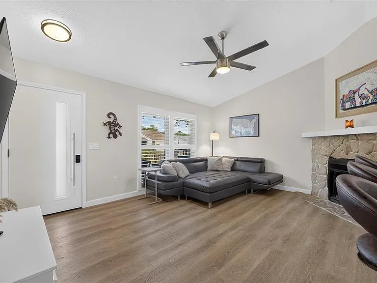 614 Stillview Cir — Photo 9
