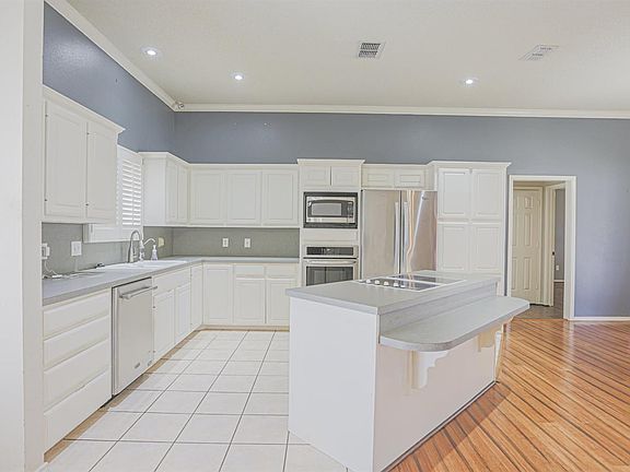 4th image of 501 W 11th St