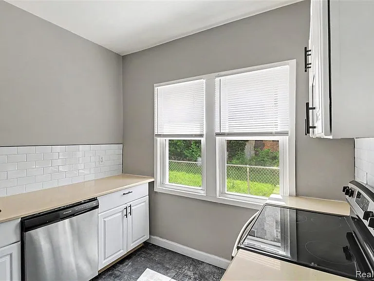 2731 Elmhurst St — Photo 8
