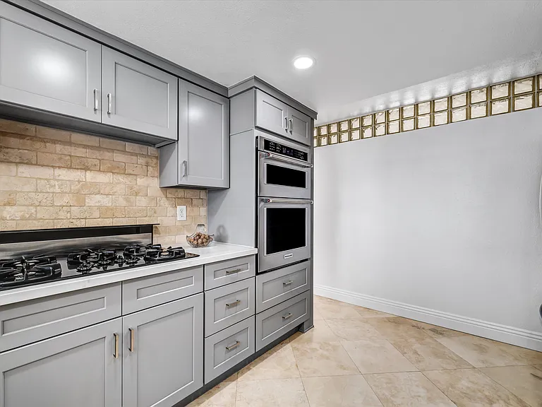 305 Columbia St — Photo 12