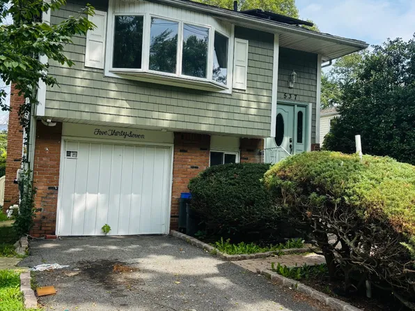 537 Lakeway Dr #1, West Babylon, NY 11704