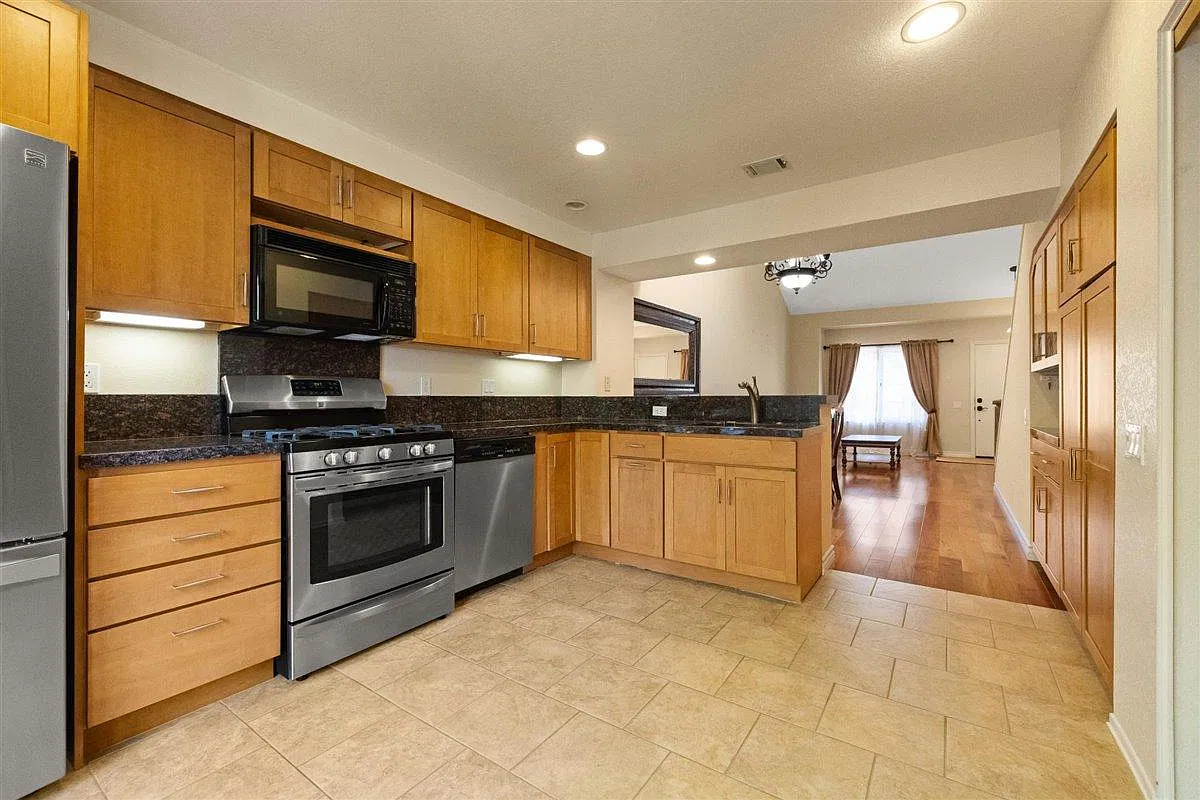 3 bed, 3.0 bath, 1532 sqft, $7,000 — Photo 4