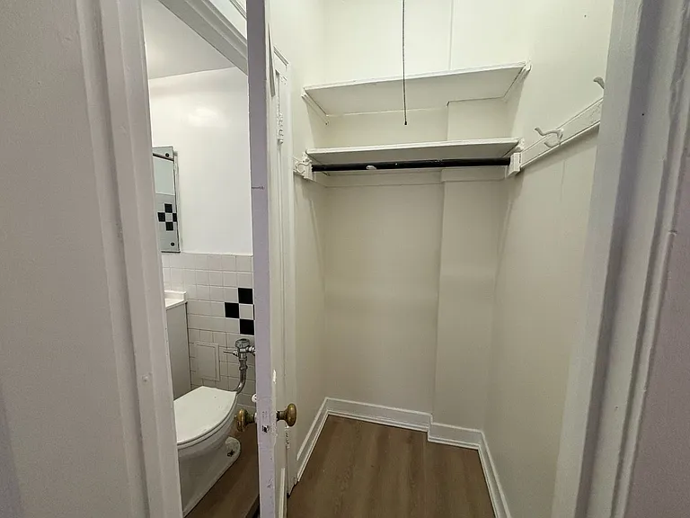 Canterbury Court Apartments — Photo 36