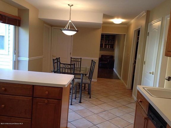 4th image of 35 Sherie Ct