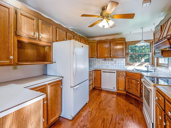 4th image of 105 Eltinge Pl