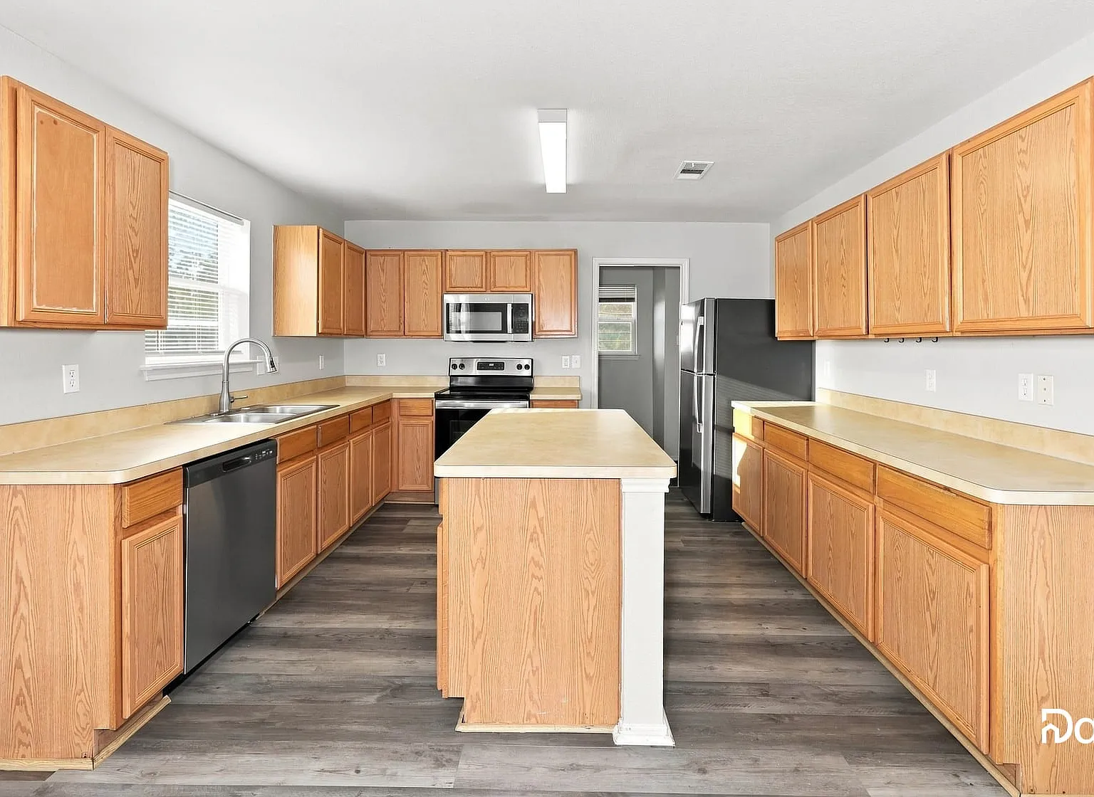 4 bed, 2.5 bath, 2469 sqft, $2,470 — Photo 3