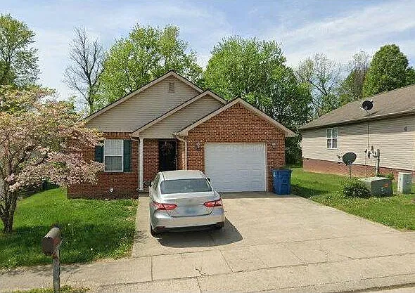 128 Yorkshire Dr — Photo 2