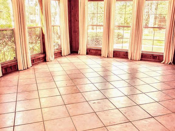 4th image of 218 Robinhood Cir