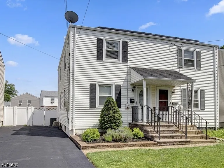 605 Crescent Dr — Photo 1