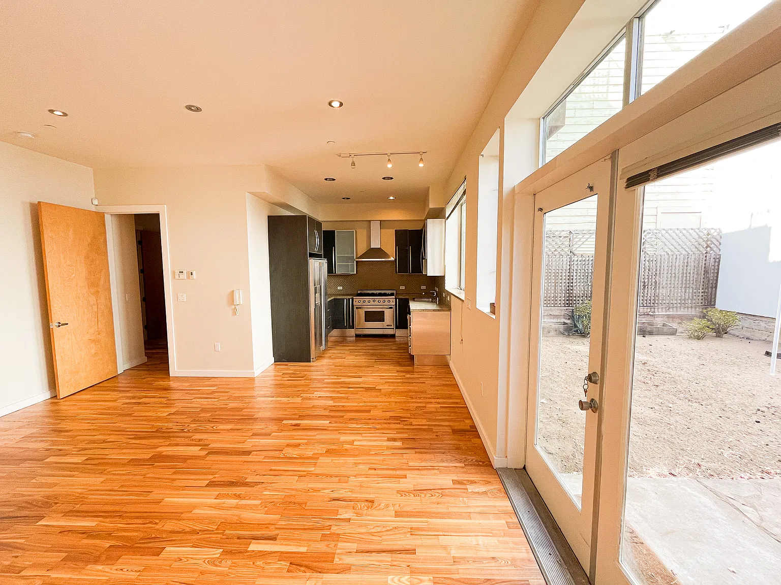3 bed, 1619 sqft, $8,000 — Photo 4