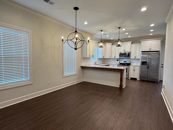 5th image of 301 Starlyn Ave