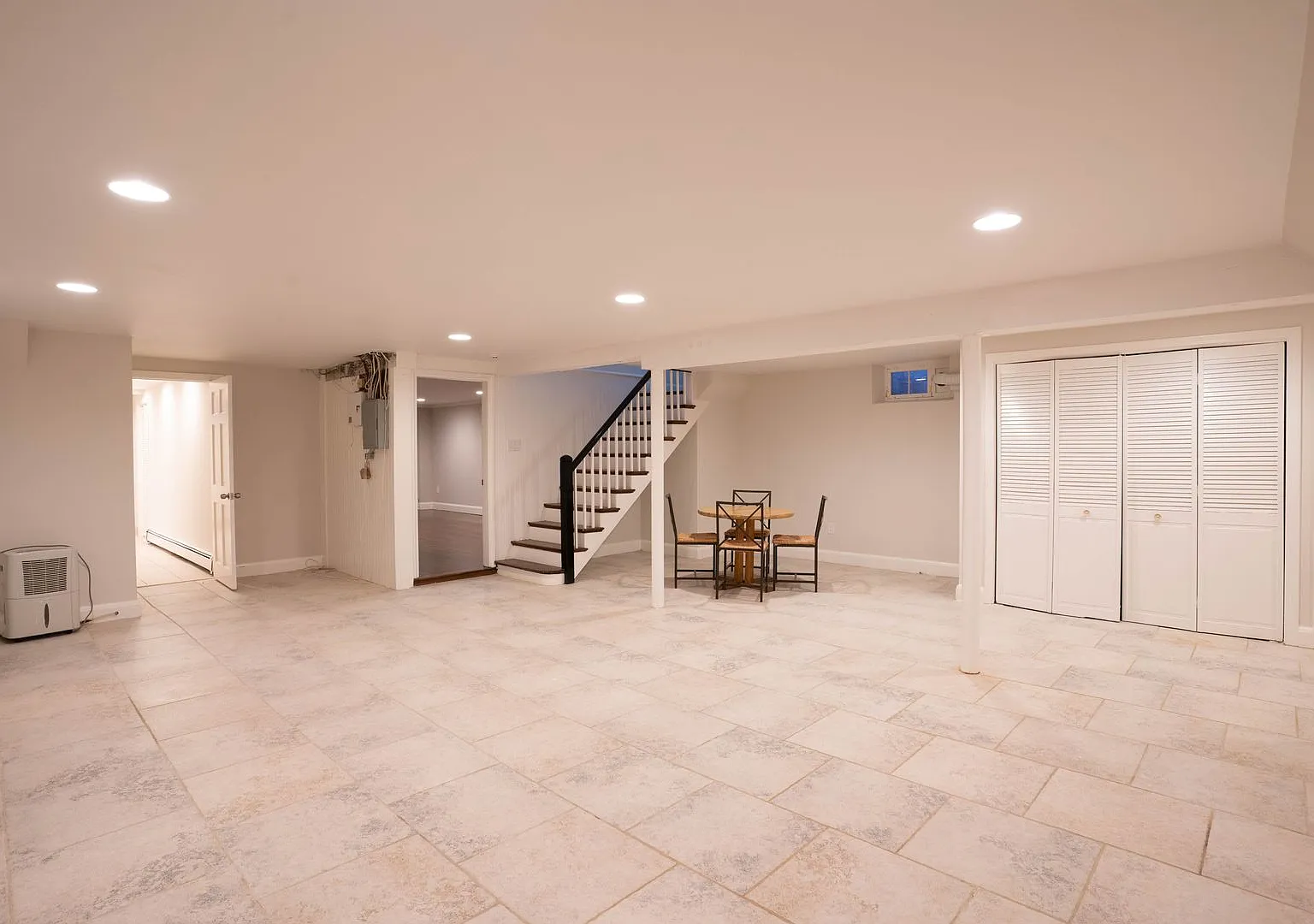 Spectacular Newton home with amazing features and location available NOW with first 3 month's ren... — Photo 3