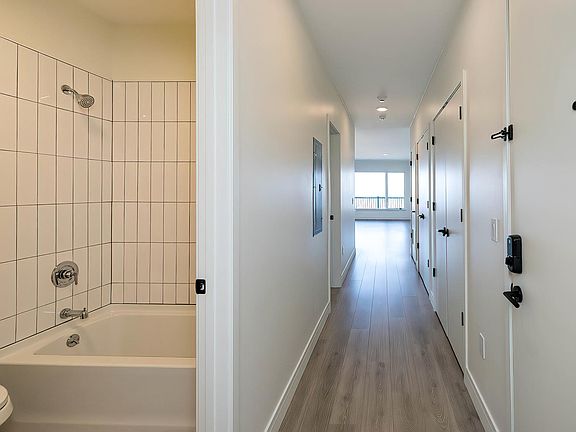 5th image of 946 W 2nd St #2-4