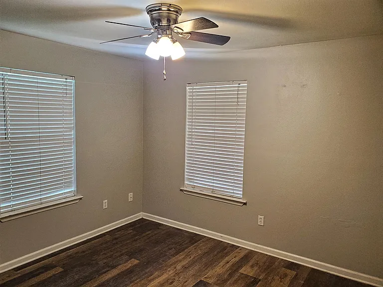 1610 Saxon St — Photo 3