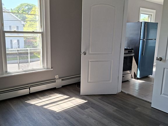 2nd image of 281 Hanover St APT 3