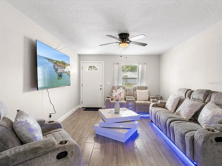 871 Darwin Dr — Photo 3
