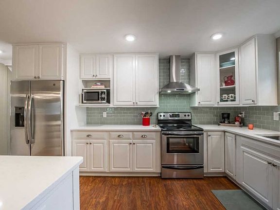 3rd image of 2613 Malin Dr