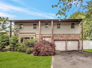 10 Turnberry Ln, Plainview, NY 11803