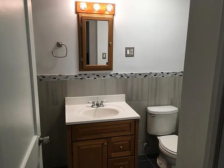640 E St NE #B — Photo 9