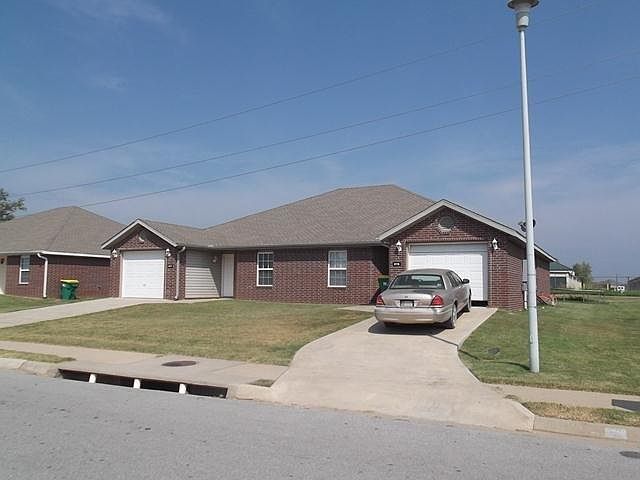 1st image of 817 Meadowlands Dr