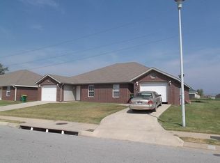 817 Meadowlands Dr, Centerton, AR 72719