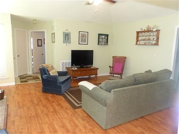 This cozy living room is perfect for you and your family!