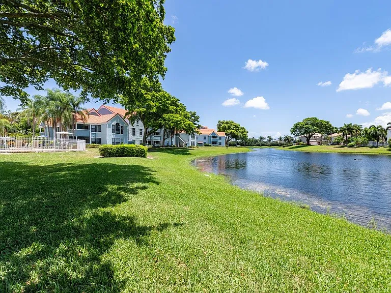 Royal St. George at the Villages Apartment Homes — Photo 32