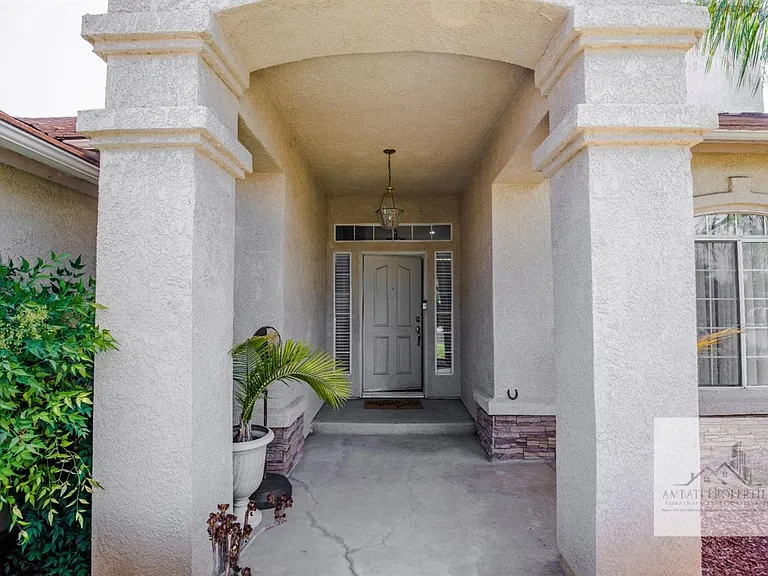 933 N Burgan Ave — Photo 2