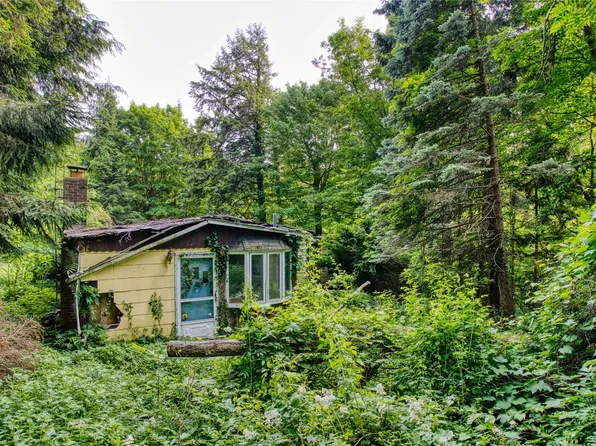 202 Marietta Dr, Fairview, PA 16415