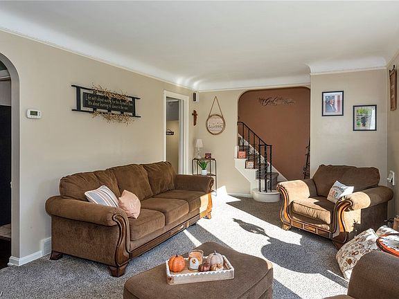 3rd image of 5840 Royal Parkway Dr