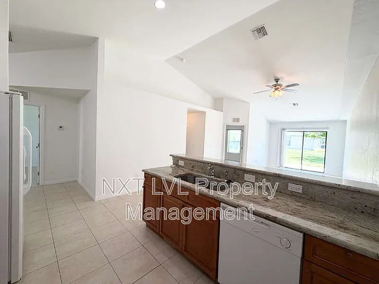 842 SW 39th Ter — Photo 6