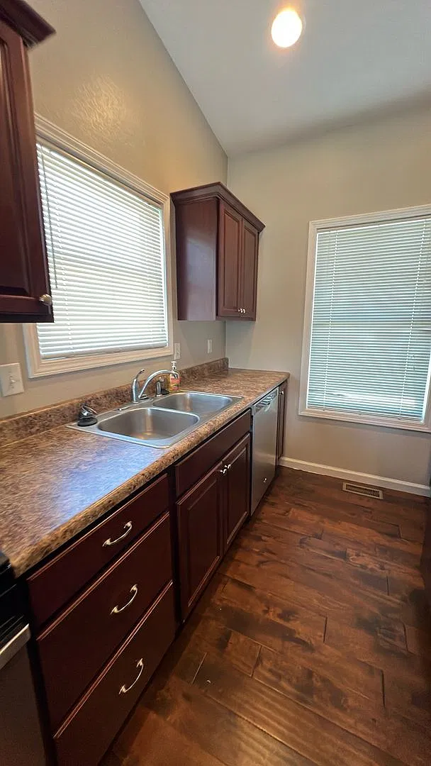 Spacious 4 Bed / 3 Bath Bi-Level Duplex in Washington, IL — Photo 1
