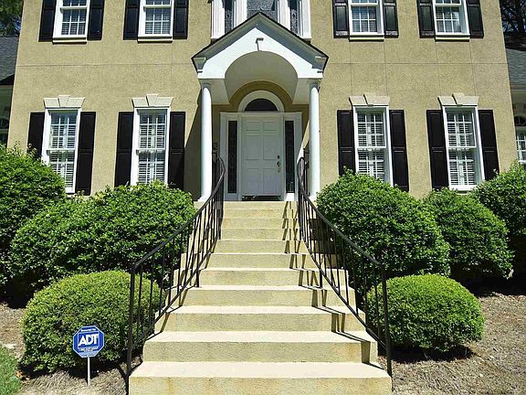 3rd image of 215 Aiken Hunt Cir