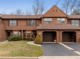 17 Sutton Pl, Islip, NY 11751