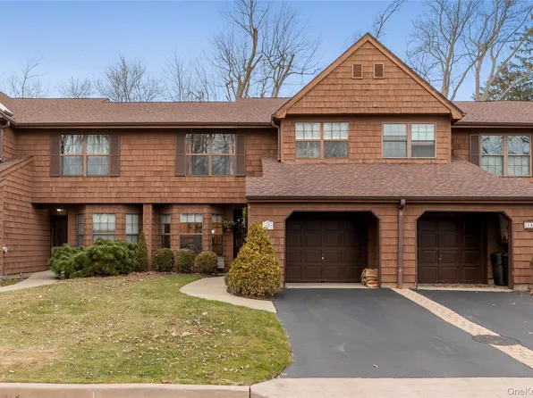 17 Sutton Place, Islip, NY 11751