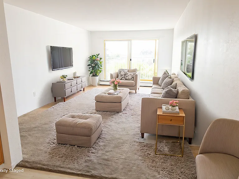 1023 Esquimalt Rd — Photo 3