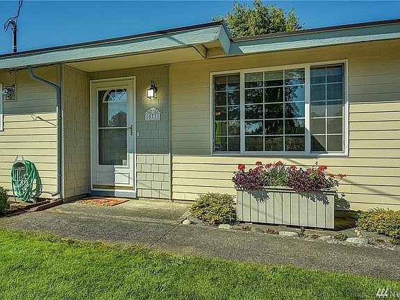 Sweet covered front entry