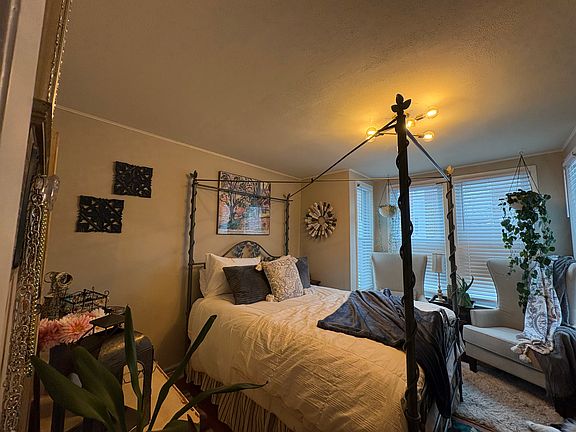 5th image of 515 Linden St