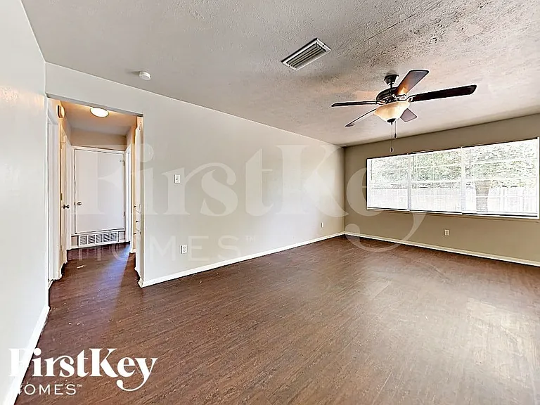 430 Kelly Ct — Photo 2