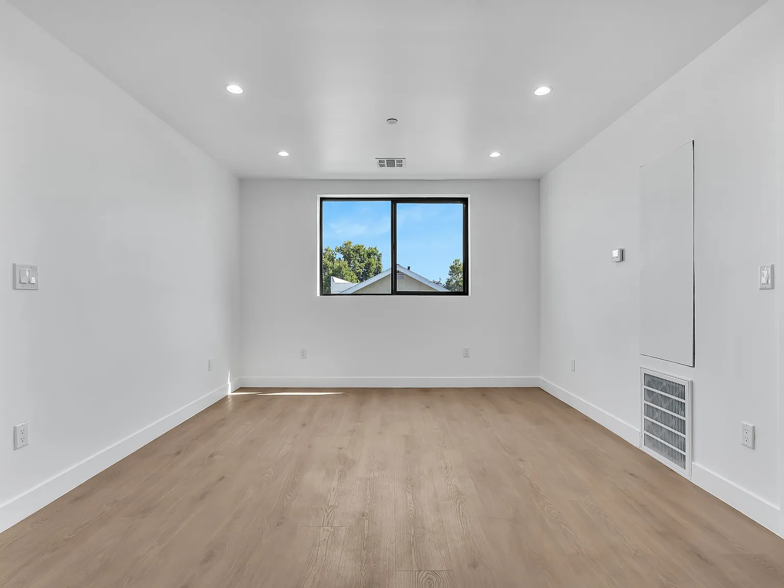 3 bed, 1125 sqft, $3,800 — Photo 4