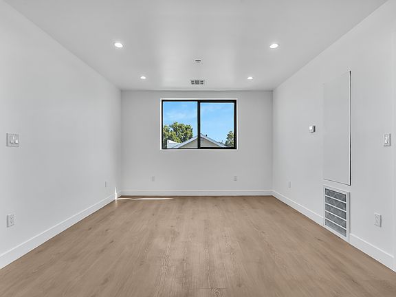 4th image of 1119 N Avenue 56 #1/2