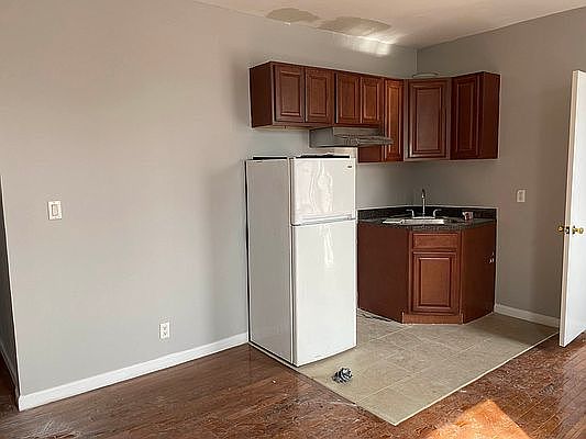 3rd image of 204 E 112th St #F5