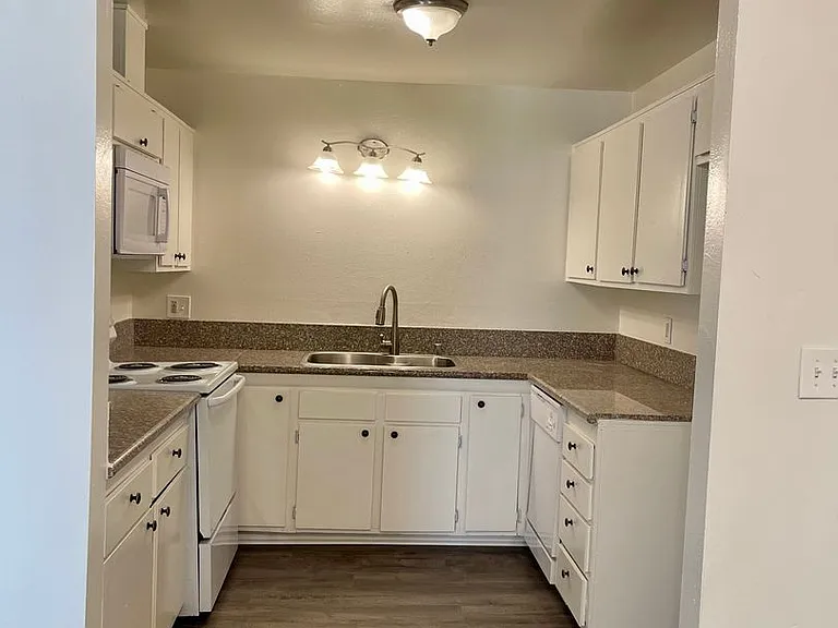 Topanga Apartments — Photo 6