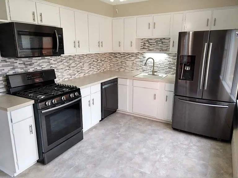 1447 W Henderson St — Photo 1