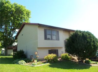 36 Brook Cir, Pella, IA 50219