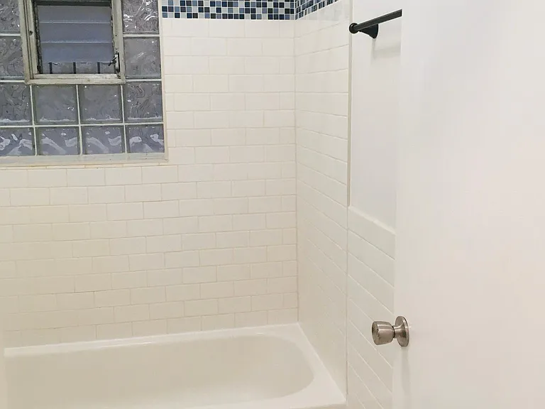 2447 N Harding Ave #G — Photo 17