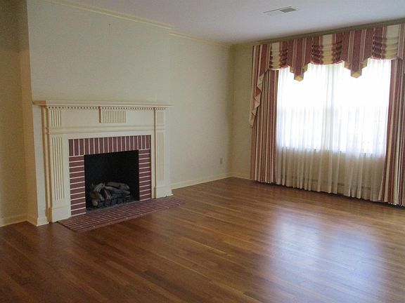 2nd image of 102 Bennett Ct