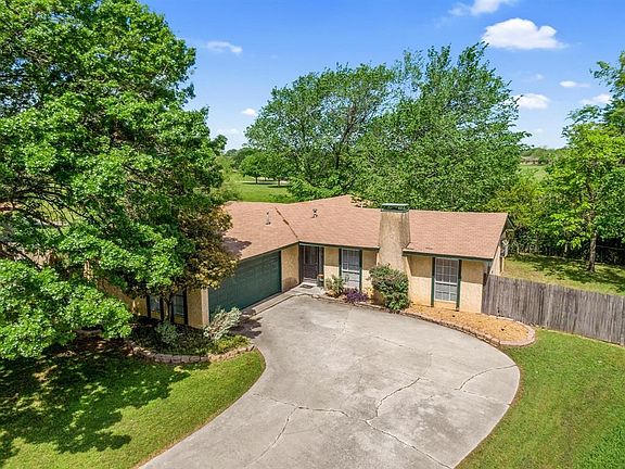 2nd image of 914 Juniper Pl